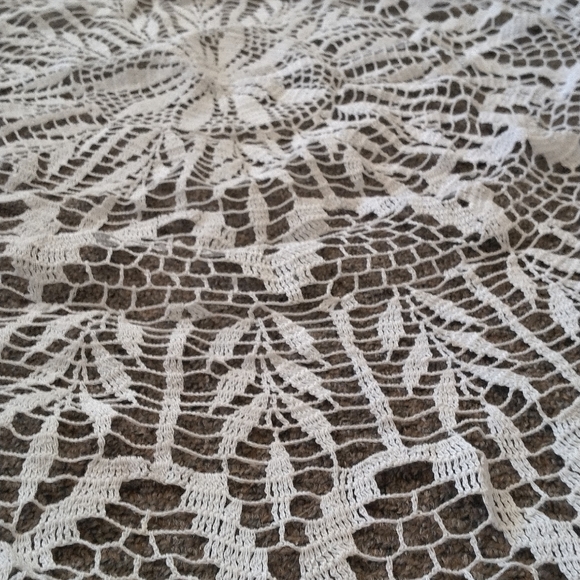 Vintage Large Table Cloth Doilies 31" - Picture 2 of 12